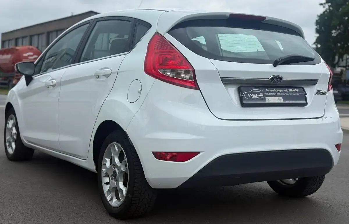 Gebraucht Ford Fiesta Trend 82 PS (60 kW) 2012 Weiß Kleinwagen