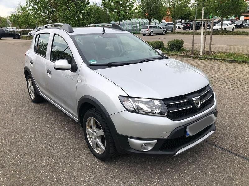 Silber Gebraucht 2013 Dacia Sandero Stepway Kleinwagen | 5.200 € (Fairer Preis) - Bild 1/4