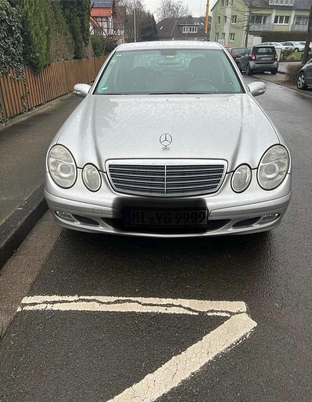Silber Gebraucht 2005 Mercedes E220 Limousine | 5.000 € - Bild 1/4