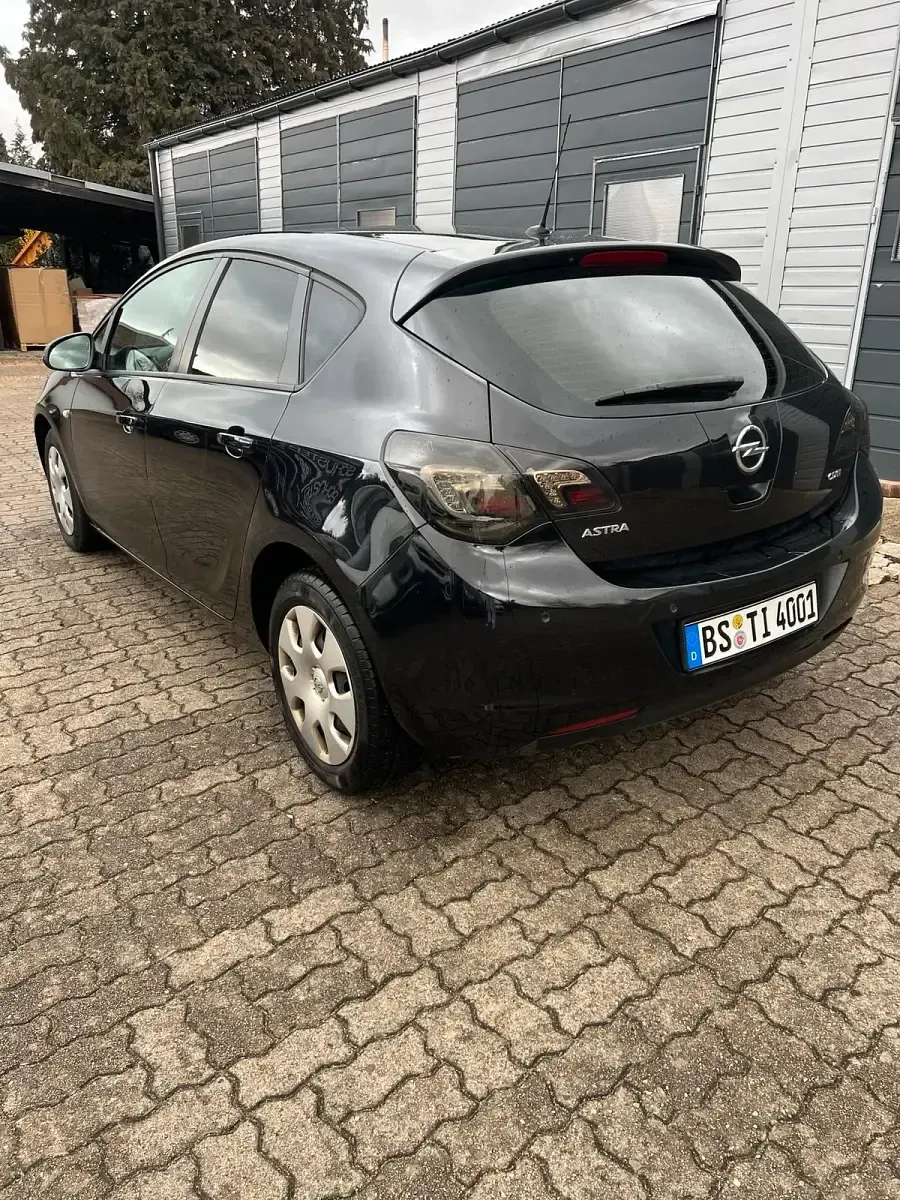 Używany Opel Astra 110 KM (80 kW) 2010 Czarny Sedan/Limuzyna