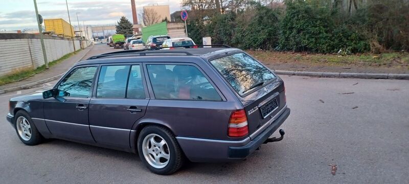 Gebraucht Mercedes E230 132 PS (97 kW) 1992 Violet Kombi