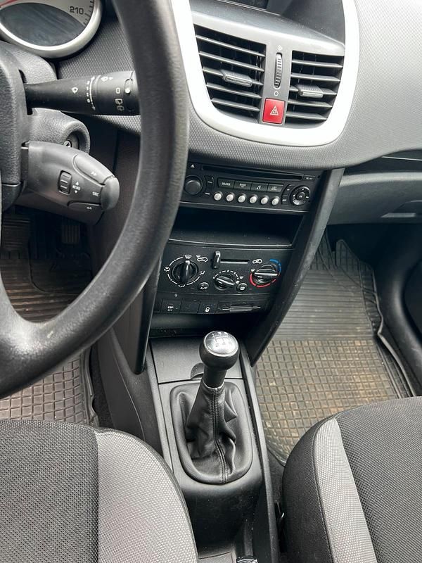 Rot Gebraucht 2007 Peugeot 207 Limousine | 2.000 € - Bild 1/4