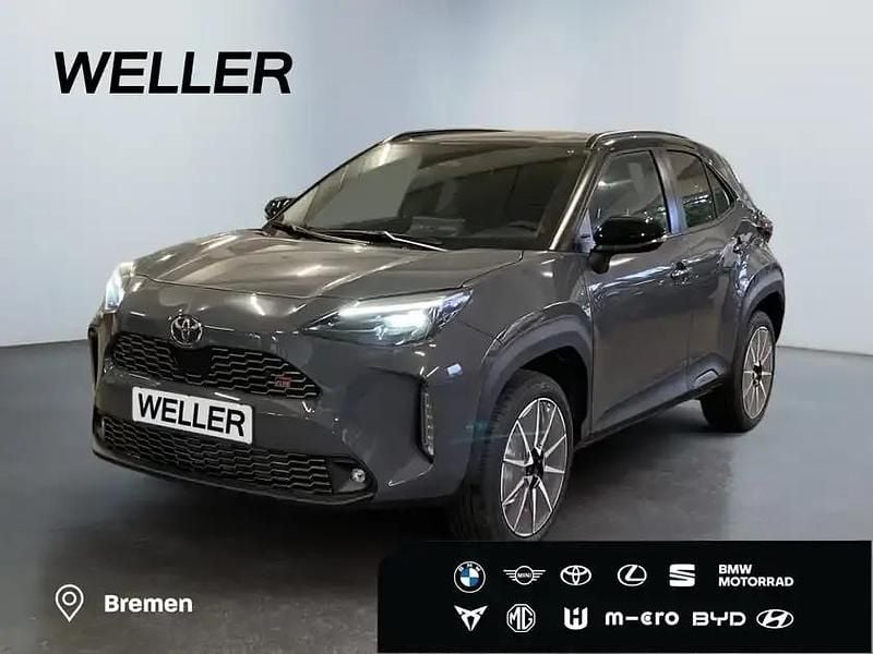Ash grey metallic / black (grau) Neu 2025 Toyota Yaris Cross Sport SUV | 29.880 € (Superpreis) - Bild 1/3