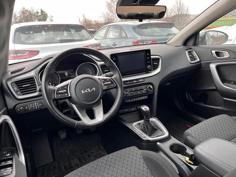 Gebraucht Kia Ceed Play 120 PS (88 kW) 2023 Yucca steel Kleinwagen