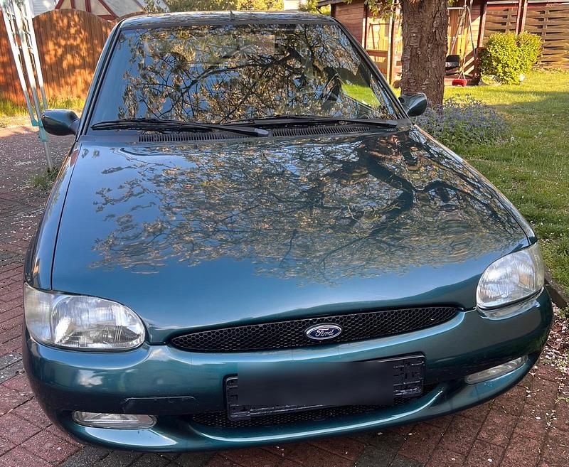 Grün Gebraucht 1998 Ford Escort Coupé | 3.800 € (Etwas zu teuer) - Bild 1/4
