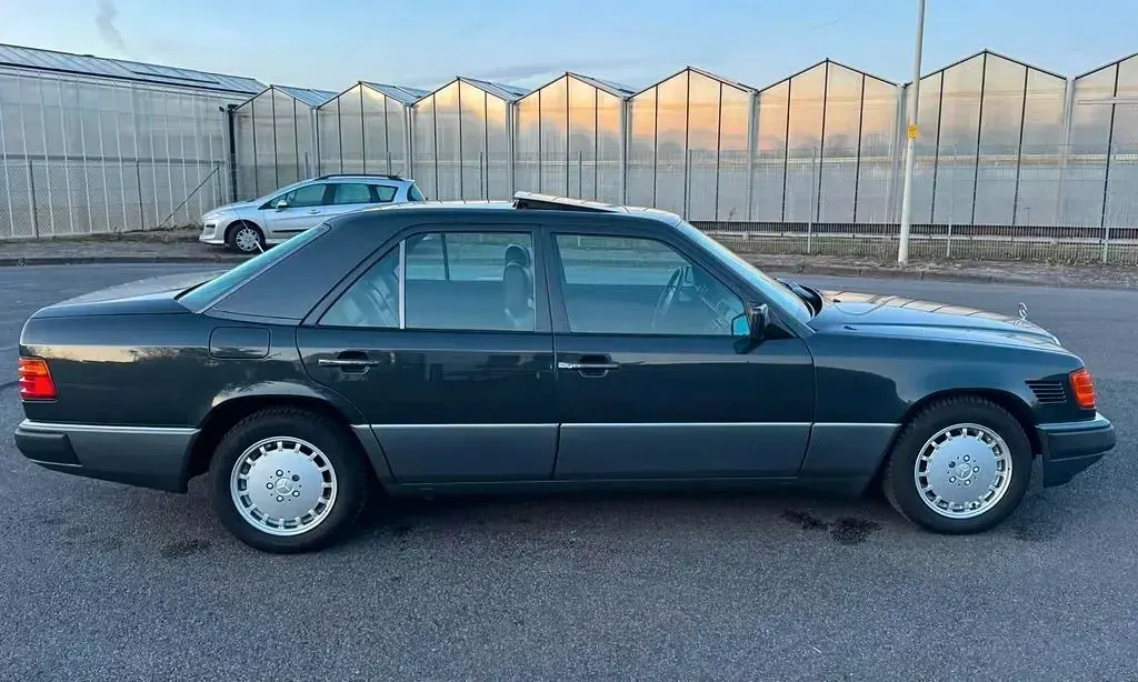 Gebraucht Mercedes E300 Sportline 147 PS (108 kW) 1990 Schwarz Limousine
