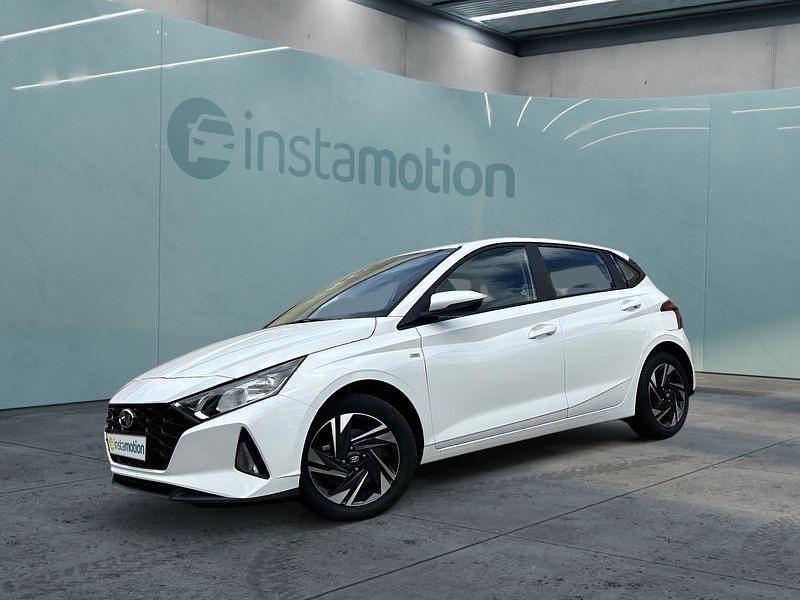 Weiß Gebraucht 2023 Hyundai i20 Kleinwagen | 17.249 € (Fairer Preis) - Bild 1/4
