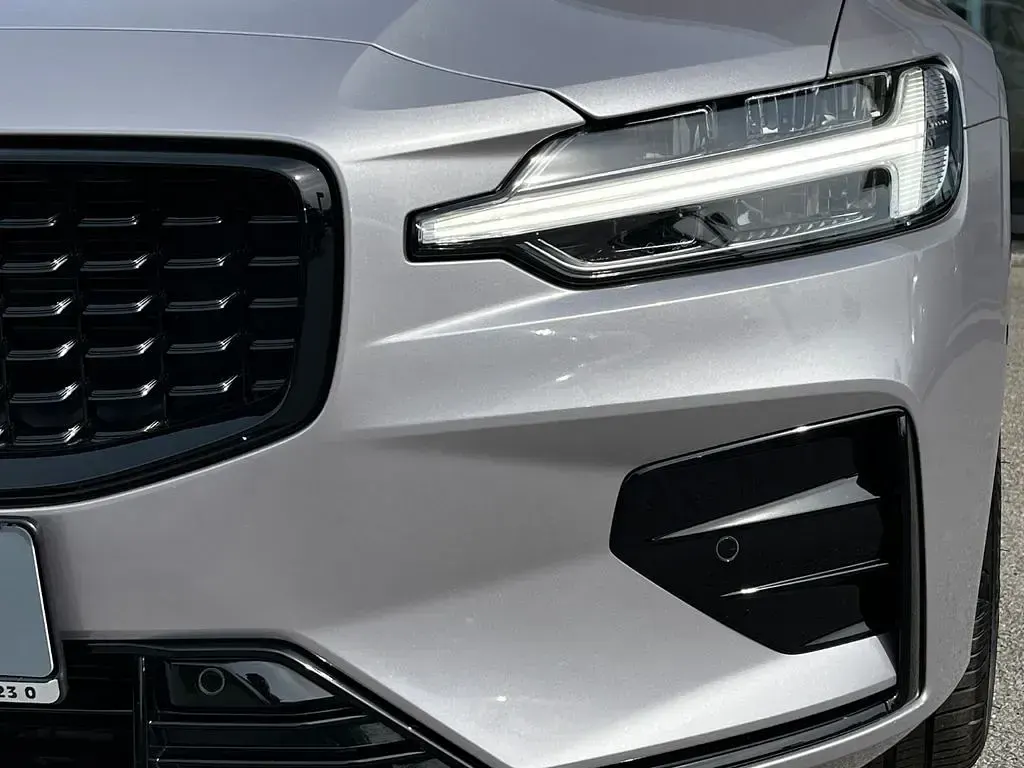 Gebraucht Volvo V60 Plus 197 PS (144 kW) 2025 Silber Kombi
