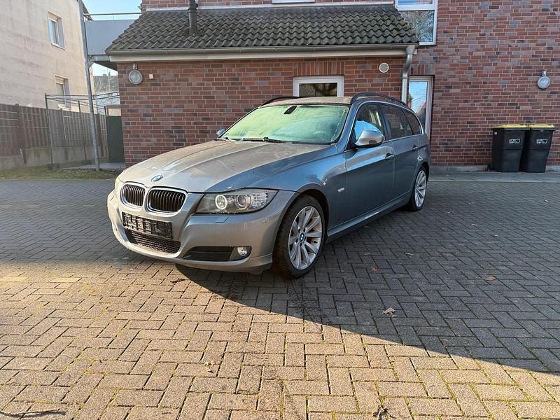 Grau Gebraucht 2009 BMW 330 Kombi | 6.900 € (Guter Preis) - Bild 1/4