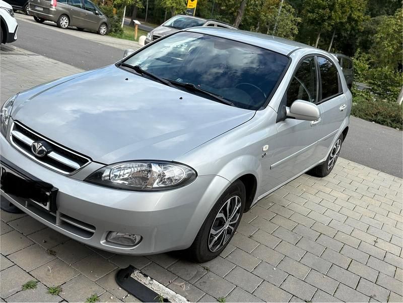 Silber Gebraucht 2005 Chevrolet Lacetti Kleinwagen | 2.100 € (Etwas zu teuer) - Bild 1/4