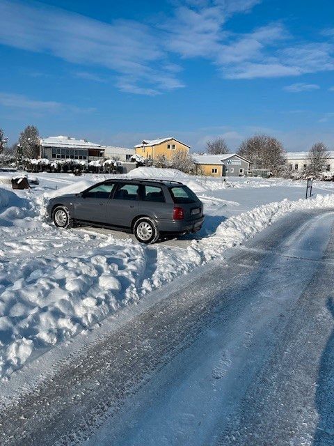Grau Gebraucht 1997 Audi A4 Kombi | 600 € (Superpreis) - Bild 1/4