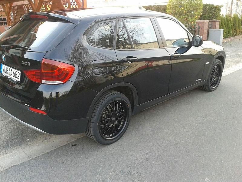 Schwarz Gebraucht 2011 BMW X1 SUV | 11.000 € (Fairer Preis) - Bild 1/4