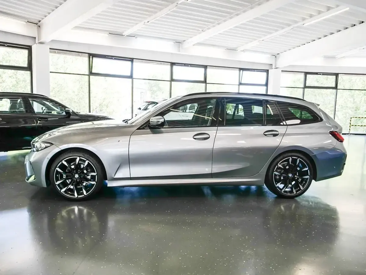 Gebraucht BMW 320 M Sport 184 PS (135 kW) 2024 Skyscraper grau Kombi