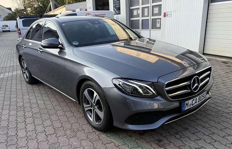 Grau Gebraucht 2019 Mercedes E200 Avantgarde Limousine | 27.999 € (Fairer Preis) - Bild 1/4