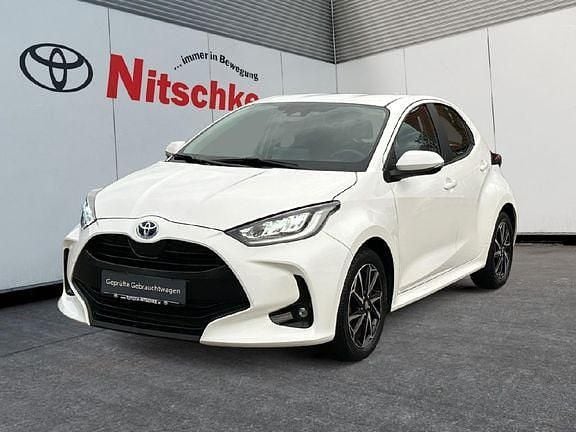 Weiß Gebraucht 2022 Toyota Yaris Hybrid Comfort Limousine | 17.990 € (Guter Preis) - Bild 1/4