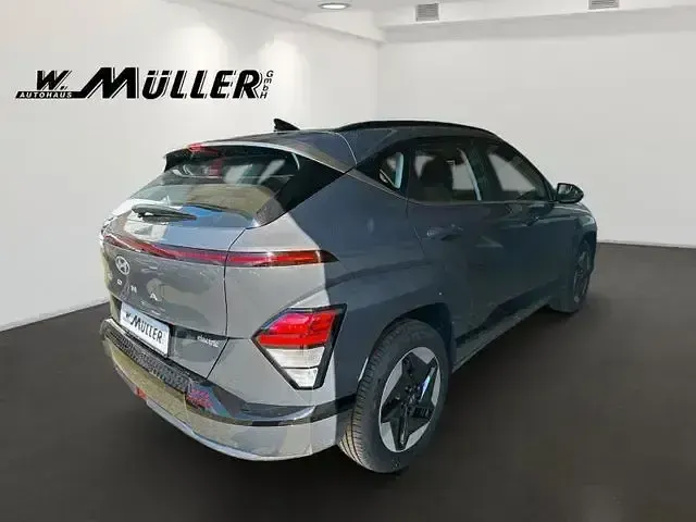Gebraucht Hyundai Kona Advantage 114 kW (156 PS) 2024 Ecotronic grey SUV