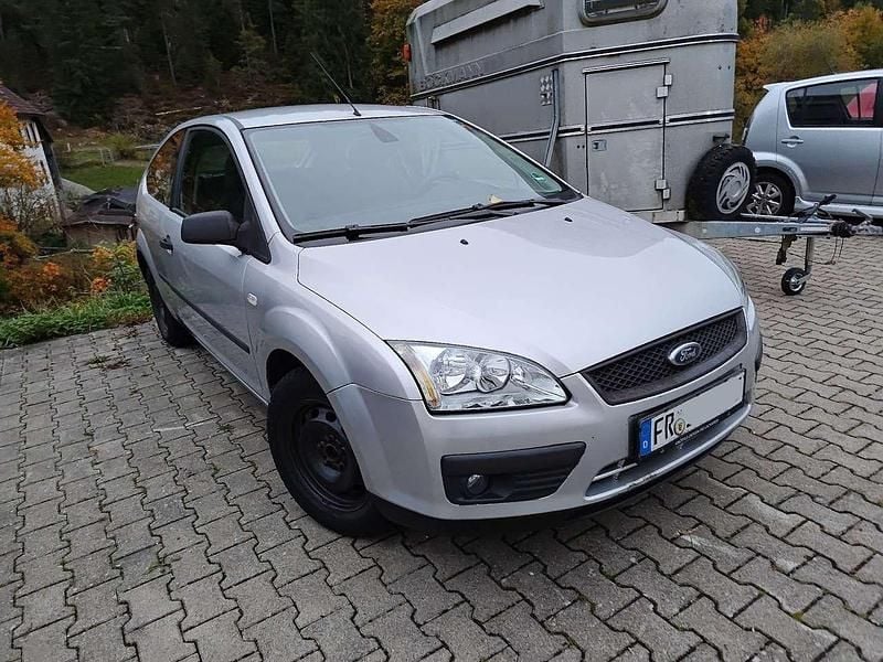 Gebraucht Ford Focus Trend 101 PS (74 kW) 2005 Silber Limousine