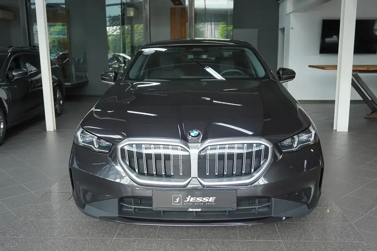 Gebraucht BMW 520 197 PS (144 kW) 2024 Grau metallic