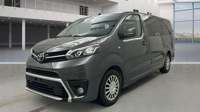 Grau Gebraucht 2022 Toyota Proace Verso Kombi | 22.900 € (Superpreis) - Bild 1/4