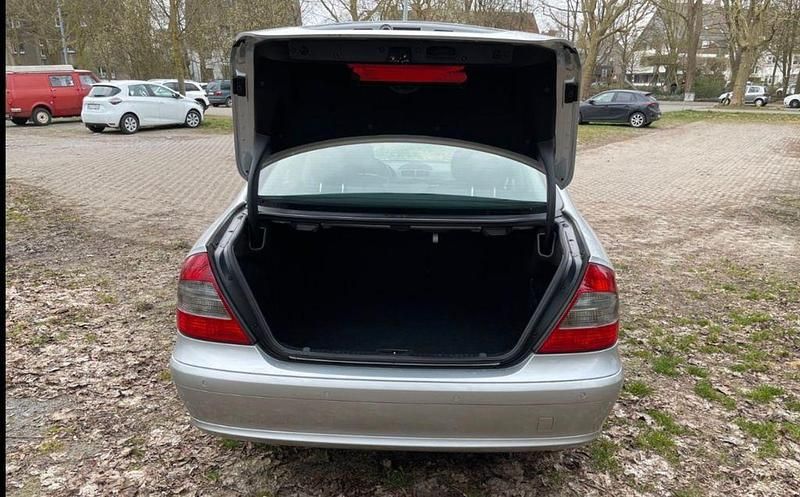 Gebraucht Mercedes E200 Classic 184 PS (135 kW) 2007 Silber Limousine