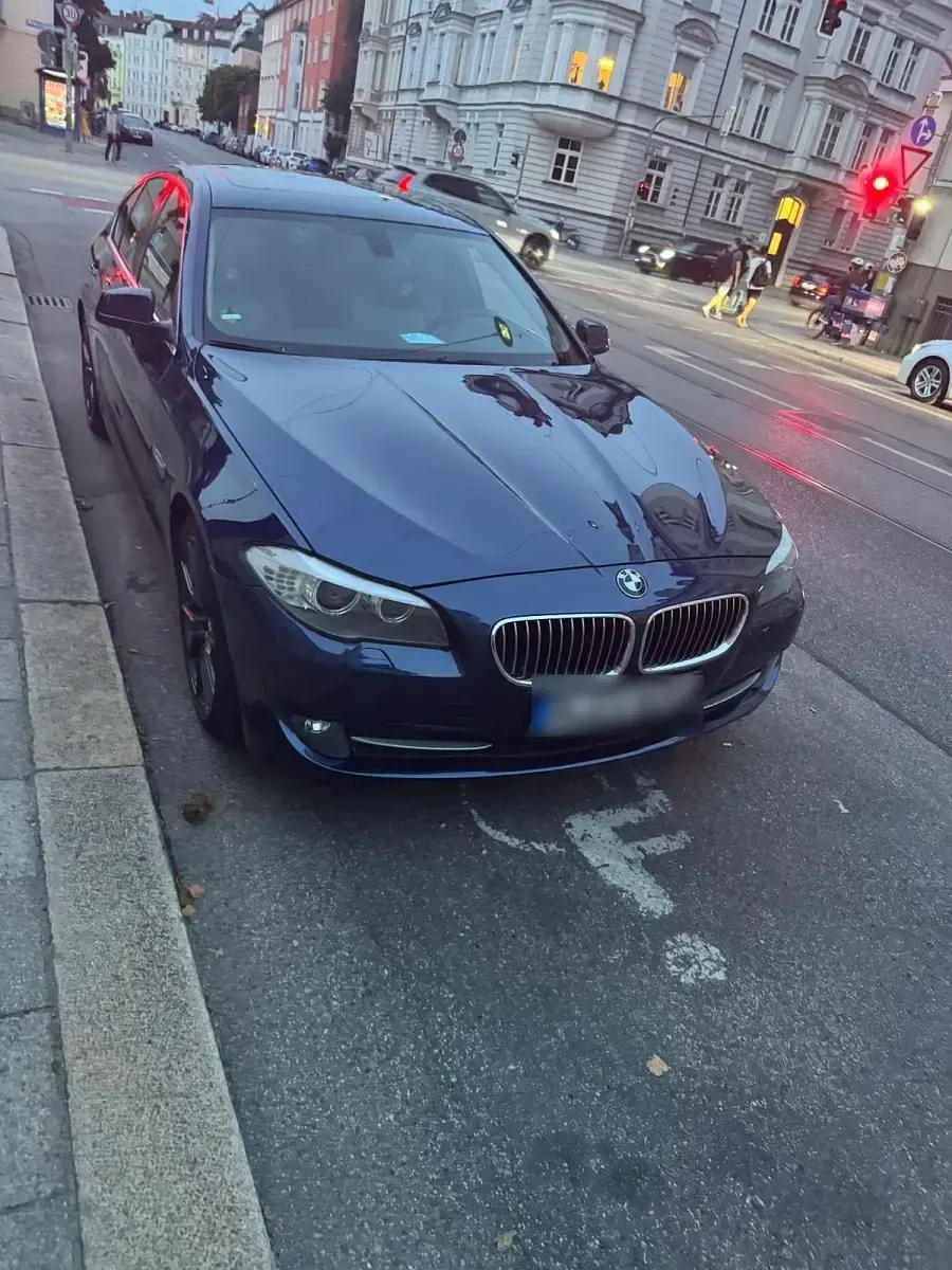 Gebraucht BMW 520 163 PS (119 kW) 2013 Blau Limousine