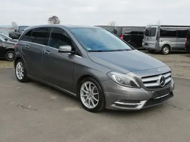 Gebraucht Mercedes B180 Sport 122 PS (89 kW) 2012 Grau Kleinwagen