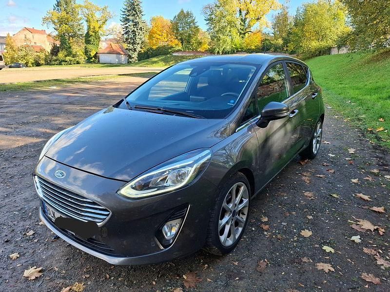 Grau Gebraucht 2019 Ford Fiesta Titanium Kleinwagen | 14.499 € (Fairer Preis) - Bild 1/4