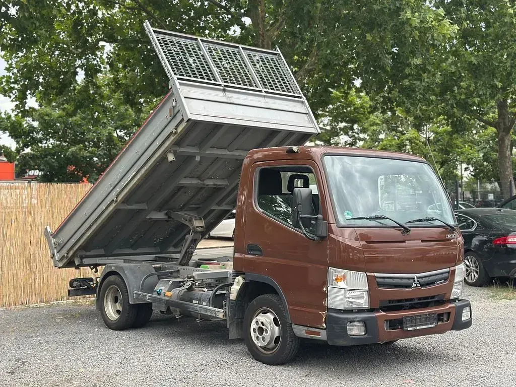 Gebraucht Mitsubishi Canter 150 PS (110 kW) 2019 Braun Van / Kleinbus