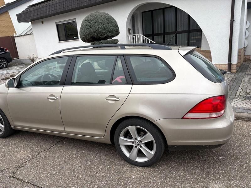 Gebraucht VW Golf V Trendline 80 PS (58 kW) 2009 Gold Kombi