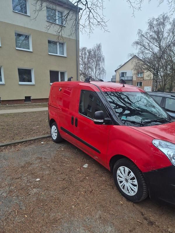 Second-hand Opel Combo 90 CP (66 kW) 2016 Roșu Monovolum