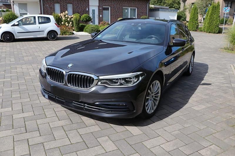 Grau Gebraucht 2019 BMW 520 Sport Line Kombi | 22.999 € (Fairer Preis) - Bild 1/4