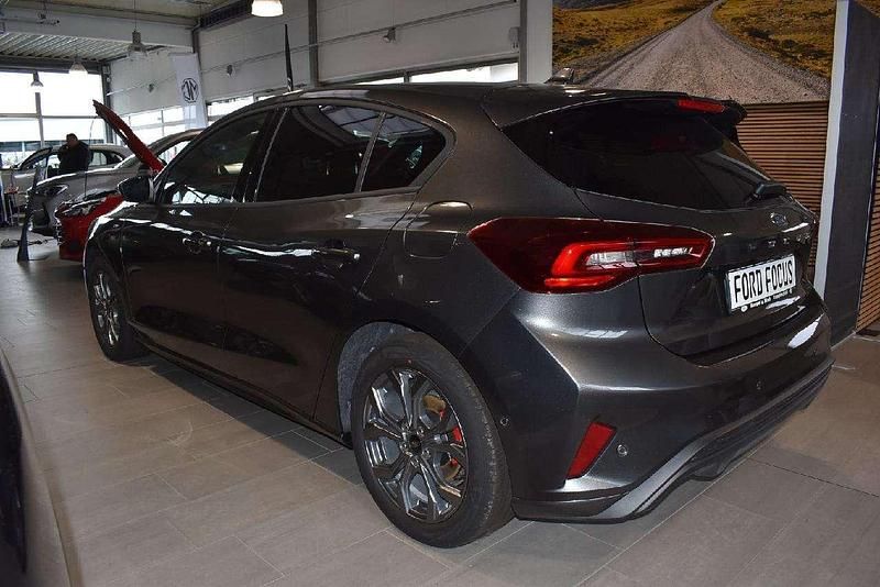 Neu Ford Focus ST-Line 125 PS (91 kW) 2026 Rot Limousine