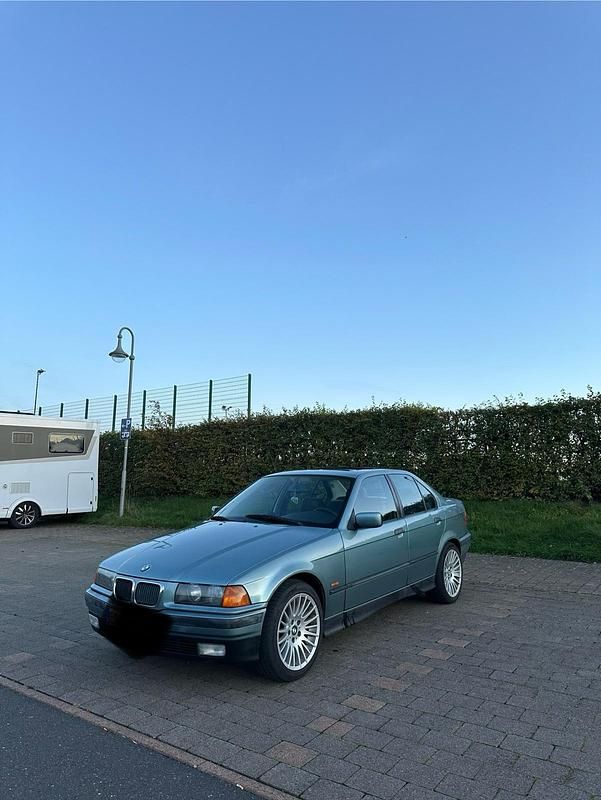 Grün Gebraucht 1997 BMW 320 Limousine | 5.299 € (Fairer Preis) - Bild 1/4