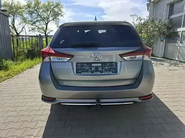 Gebraucht Toyota Auris Team 116 PS (85 kW) 2018 New medium silver/ grey Kombi