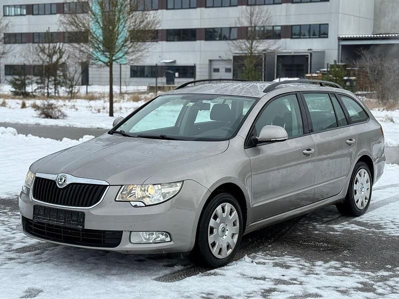 Grau Gebraucht 2011 Skoda Superb Kombi | 3.100 € (Superpreis) - Bild 1/4