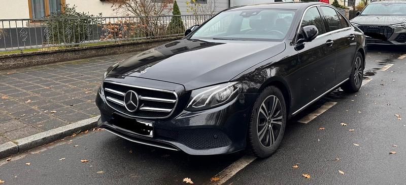 Schwarz Gebraucht 2019 Mercedes 220 Limousine | 21.500 € - Bild 1/4