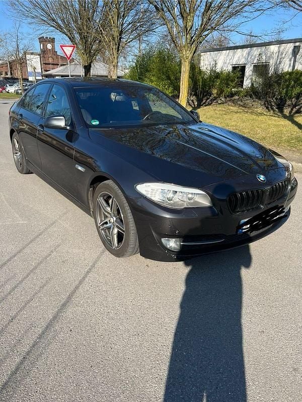 Grau Gebraucht 2011 BMW 530 Luxury Line Limousine | 9.800 € (Superpreis) - Bild 1/4