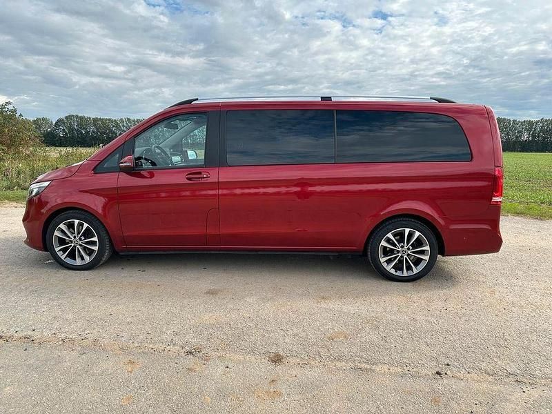 Rot Gebraucht 2021 Mercedes V250 Sport Van / Kleinbus | 43.000 € (Etwas zu teuer) - Bild 1/4