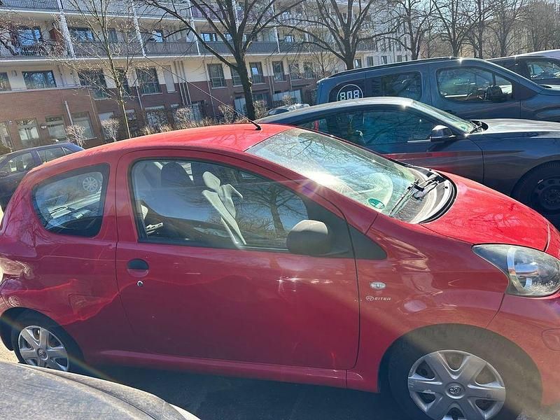 Gebraucht Toyota Aygo Club 68 PS (50 kW) 2011 Rot Kleinwagen