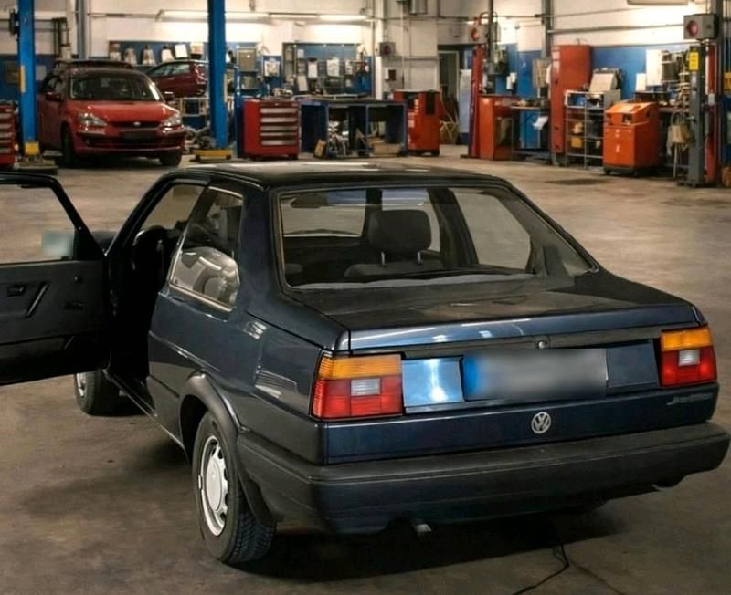 Second-hand VW Jetta 55 CP (40 kW) 1987 Albastru Berlinǎ