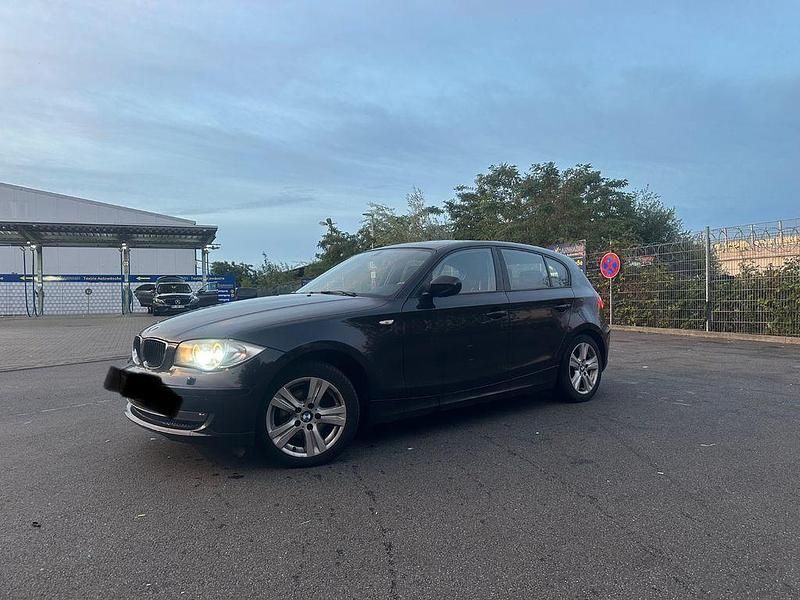 Schwarz Gebraucht 2010 BMW 116 Kleinwagen | 4.700 € (Fairer Preis) - Bild 1/4