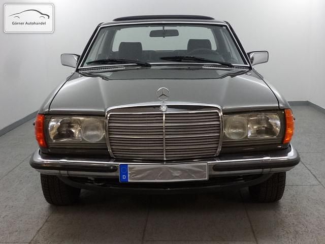 Gebraucht Mercedes 230 136 PS (100 kW) 1982 Grau metallic Coupé