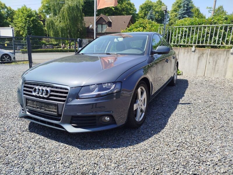 Grau Gebraucht 2011 Audi A4 Ambition Limousine | 4.550 € (Superpreis) - Bild 1/4