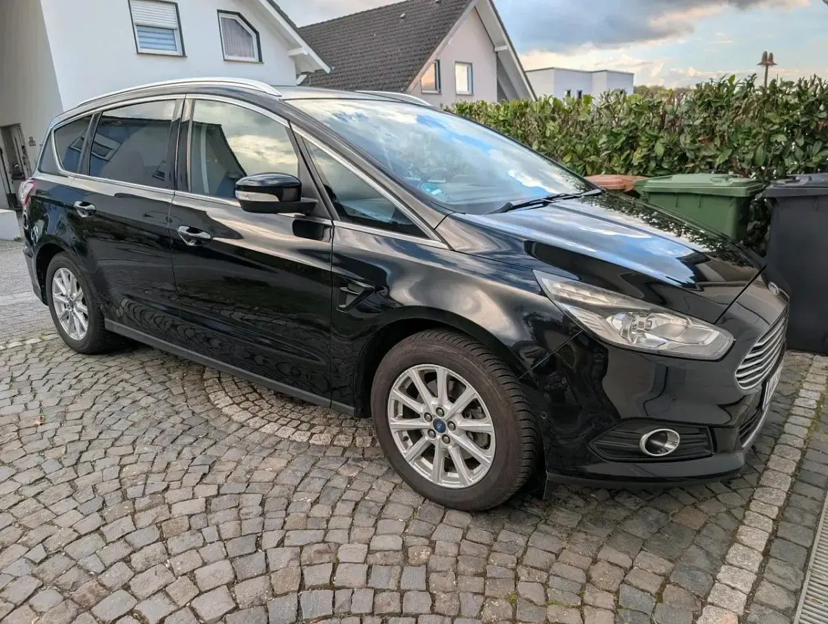 Gebraucht Ford S-MAX 140 PS (102 kW) 2026 Schwarz Van / Kleinbus