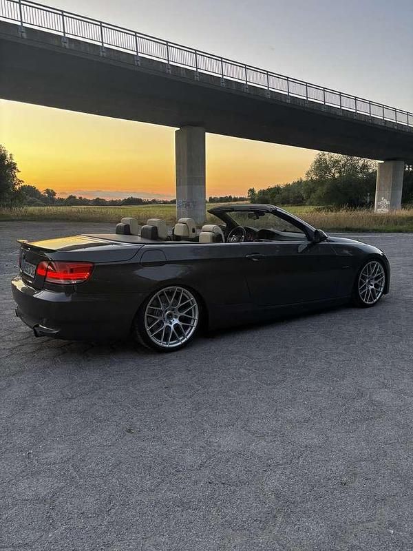 Braun Gebraucht 2009 BMW 335 Cabriolet Sport Line Cabrio | 15.999 € - Bild 1/4