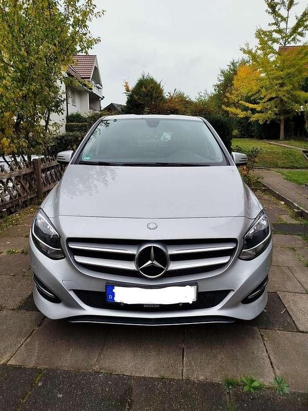 Grau Gebraucht 2015 Mercedes 180 Limousine | 13.000 € (Superpreis) - Bild 1/4