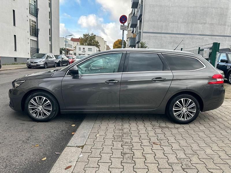 Gebraucht Peugeot 308 SW Allure 131 PS (96 kW) 2021 Grau Kombi