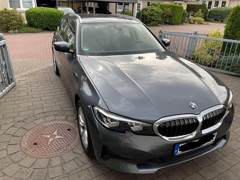 Grau Gebraucht 2021 BMW 320e Kombi | 26.700 € - Bild 1/4