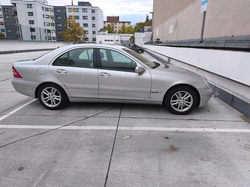 Silber Gebraucht 2001 Mercedes C320 Limousine | 3.290 € (Fairer Preis) - Bild 1/4