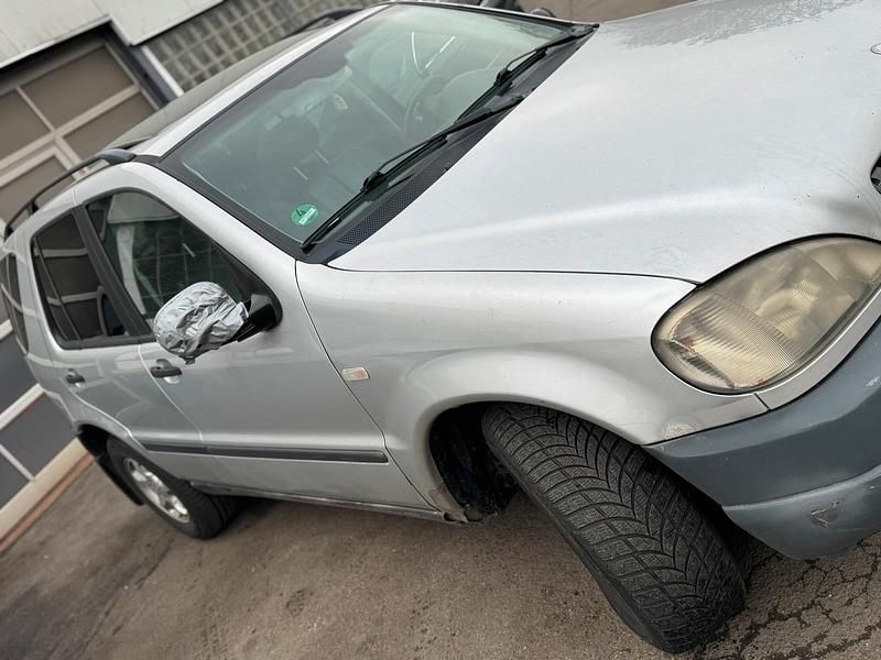 Gebraucht Mercedes ML320 214 PS (157 kW) 2002 Silber SUV